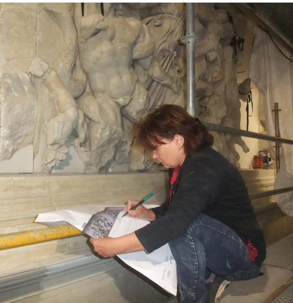Evelin Waldmann bei der Arbeit am Pergamonaltar